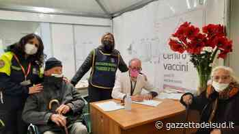 Bari, la bella storia di Marco e Pasqua. Terza dose del vaccino per la coppia centenaria - FOTO - Gazzetta del Sud