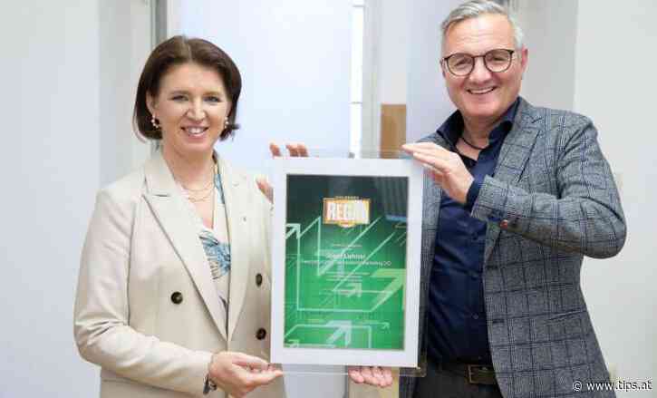 LINZ/TOLLET. Josef Lehner, Geschäftsführer des Genussland Marketings OÖ wurde vom Fachmagazin für Handel und Industrie „Regal“ mit dem „Goldenen Regal“ ausgezeichnet. Agrar-Landesrätin Michael Langer-Weninger gratuliert. - Tips - Total Region