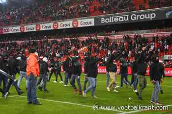 Charleroi dient Standard stevige thuisnederlaag toe, match vroegtijdig afgefloten na wangedrag fans