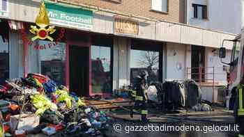 San Prospero, incendio in un negozio di articoli sportivi - La Gazzetta di Modena