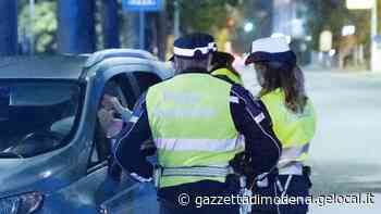 Modena. Ubriachi si schiantano di notte e finiscono contro auto in sosta - La Gazzetta di Modena