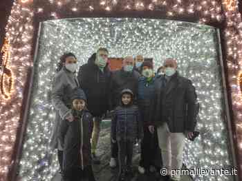 Piazza Matteotti, la famiglia del sindaco Di Capua accende l'albero di Natale - Il Nuovo Levante