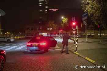 Haagse nieuwsfoto's van de maand: Rutte drukt op knop verkeerslicht en lawaaiprotest tijdens coronapersconferentie - Den Haag FM