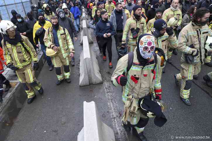 Verbazing over brandweerlui in frontlinie tegen coronaprotest: “Zo’n uniform straalt autoriteit uit. Dit valt zeker te betreuren”