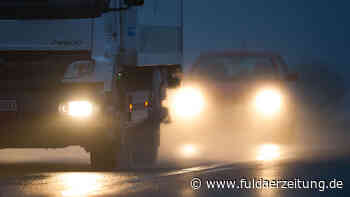 Fulda: Lkw kippt in Böschung - Fahrer verletzt sich - Fuldaer Zeitung