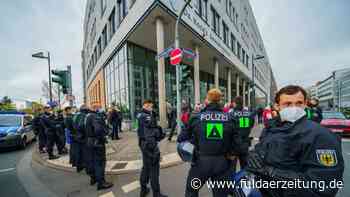 Corona in Hessen: Polizei löst Impfgegner-Demos in Frankfurt auf - Fuldaer Zeitung