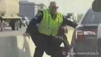 Agente fermo in autostrada per aiutare un automobilista si lancia in extremis per schivare un’auto fuori controllo - NewNotizie