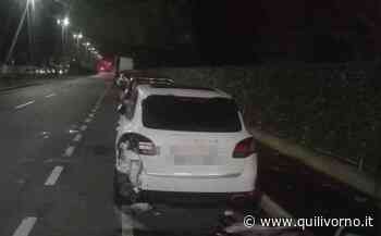 Con lo scooter contro un'auto in sosta all'alba - QuiLivorno.it