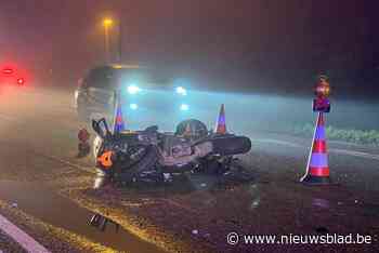 Motorrijder (61) uit Lummen zwaargewond bij frontale botsing met auto in Zolder