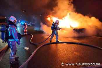 Wagen brandt helemaal uit na botsing tegen middenberm