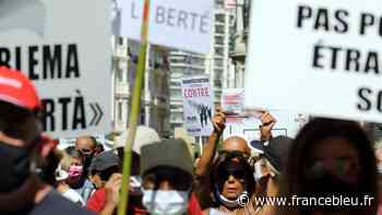 À Nice, des manifestants contre le pass sanitaire ont tenté de rentrer sur le marché de Noël - France Bleu