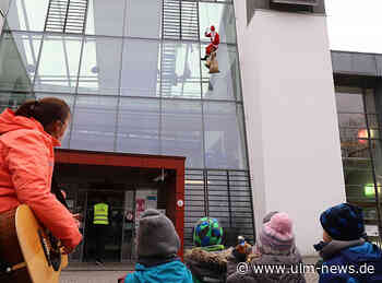 Auch an der Kinderklinik kommt der Nikolaus von oben