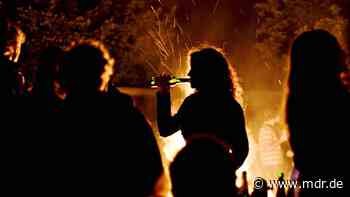 Polizei löst verbotene Party in Chemnitz auf - MDR