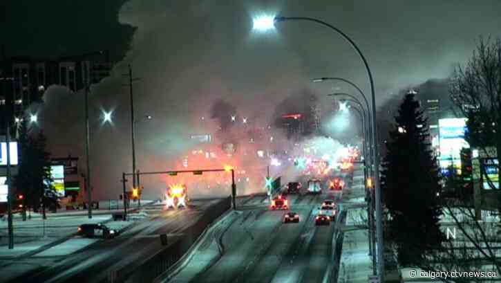 Fire closes southbound lanes of Macleod Trail