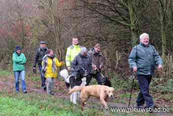 Politie moet tussenbeide komen bij felle discussie tussen wandelaars en buurtbewoners over ‘versperde’ voetweg