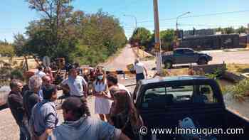 Tensión: quieren sacar la barrera sobre Paso de los Libres y cayó la Policía - Lmneuquen.com