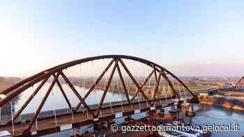 Posato il primo arco del ponte: a gennaio toccherà al secondo - Gazzetta di Mantova