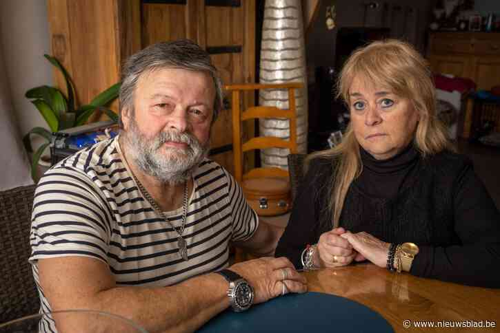 Zoon gekwetst dat bloemen en kransen moeder daags na uitstrooiing al weggenomen zijn: “Dat stad dan ‘bloemen noch kransen’ zet aan strooiweide”