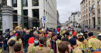 Honderdtal brandweerlui betoogt voor beter statuut: “We willen eindelijk duidelijkheid” - Het Laatste Nieuws