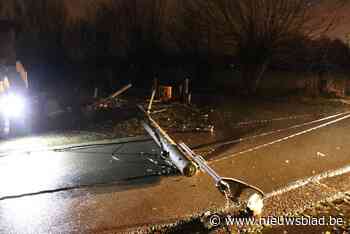 Trucker rijdt voortuintje overhoop, ramt verlichtingspaal en pleegt vluchtmisdrijf