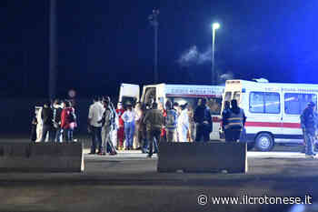 Crotone, doppio sbarco al porto: soccorse 144 persone - Il Crotonese