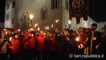 Bari, lunghe file per entrare in basilica, fiaccolata e cioccolata calda: inizia la festa di San Nicola - La Repubblica