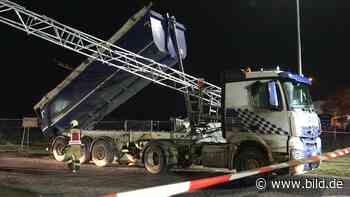 Hilden – Regenwasser abgekippt: Sattelzug bleibt an Kabelbrücke hängen - BILD