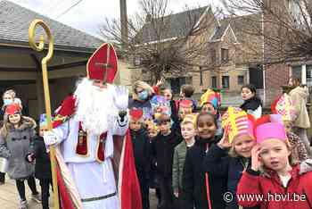 Sinterklaas brengt onverwacht bezoek aan basisschool Jekerdal in Kanne - Het Belang van Limburg