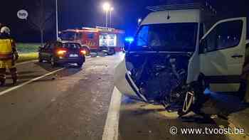 Lebbeke: Verboden in te halen, maar bestelwagen doet het toch met deze crash tot gevolg - TV Oost
