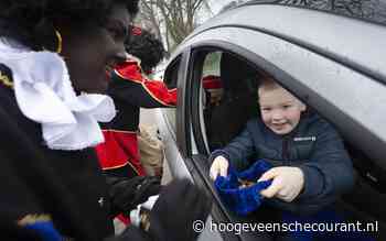 Pieten halen in Nieuw Moscou gekke capriolen uit om een cadeautje te overhandigen - hoogeveenschecourant.nl