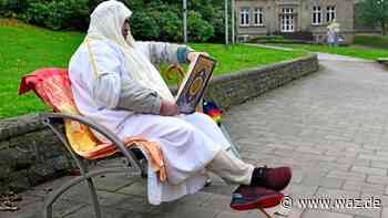 Weiß gekleideter Koran-Leser in Witten gibt Rätsel auf - Westdeutsche Allgemeine Zeitung