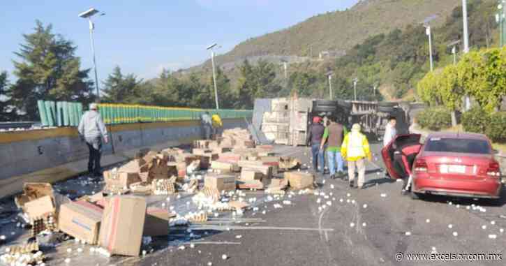 Cierran la México-Cuernavaca por volcadura de camión con huevo - Excélsior