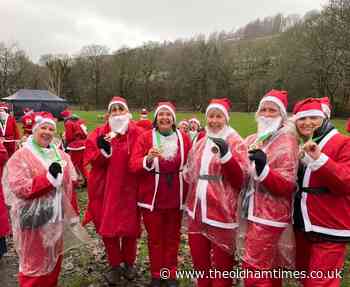 PICTURES: Saddleworth Santa’s Dash despite rain - theoldhamtimes.co.uk