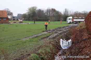 Gelekt blusschuim wordt opgeruimd