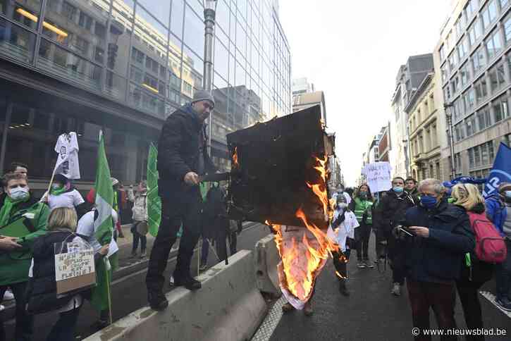 Bijna 4.000 zorgverleners manifesteren tegen verplichte vaccinatie, betogers proberen kabinet minister Vandenbroucke binnen te dringen