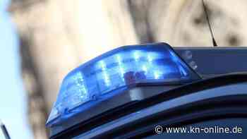 Polizei beschlagnahmt leere Impfpässe in Shisha-Bar