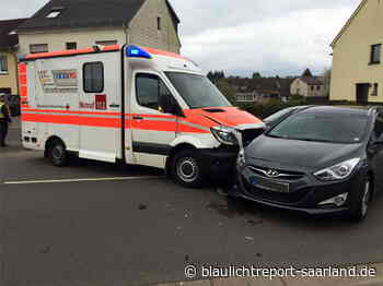 Rettungswagen in Bexbach mit Blaulicht und Martinshorn unterwegs – Autofahrer crasht dennoch rein - Blaulichtreport-Saarland