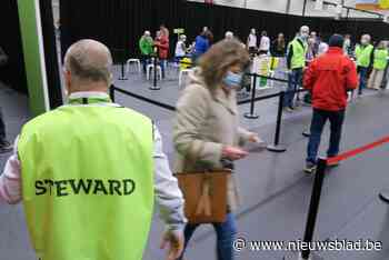 Minister Somers onder de indruk van vaccinatiekaravaan: 3.400 Schotenaren krijgen boosterprik in eigen sporthal