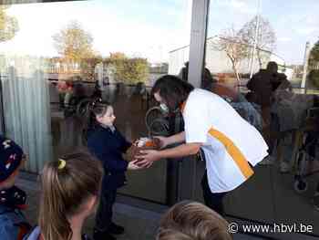 VBS De Bron brengt bezoek aan rusthuis De Bloken - Het Belang van Limburg
