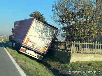 CRONACA - Chieri-Pessione, camion esce di strada e finisce contro la recinzione - CentoTorri