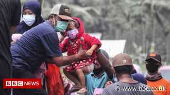 Indonesia volcano: Volcano rescuers face ash as high as rooftops