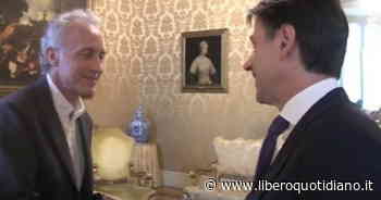 Marco Travaglio si copre di ridicolo, il grottesco titolo sulla fuga del "coniglio" Giuseppe Conte: "Resto tra..." - Liberoquotidiano.it