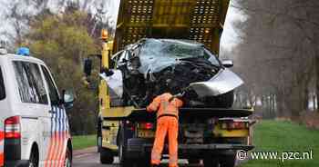 Auto crasht tegen boom in omgeving Axel | Zeeuws-Vlaanderen | pzc.nl - PZC
