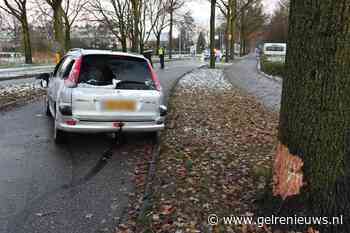 Bestuurder gewond na botsing tegen boom in Westervoort - GelreNieuws