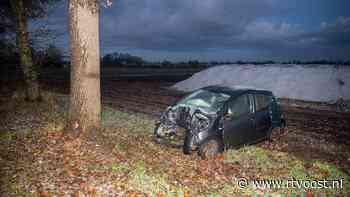 Auto botst tegen boom, bestuurder ligt lange tijd gewond op akker in Witharen - RTV Oost