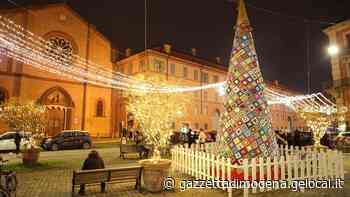 Modena. Quell'albero di lana riciclata in San Francesco fatto a uncinetto da 261 donne - La Gazzetta di Modena