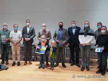 In Verl 17 mal die »Blaue Hausnummer« für klimagerechtes Bauen und Sanieren verliehen - Gütsel