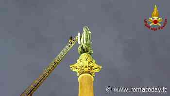 Festa dell'Immacolata: l'omaggio dei vigili del fuoco alla statua della Madonna di piazza di Spagna