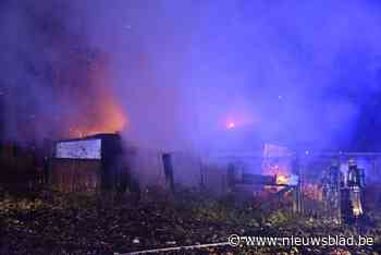 Houten chalet brandt af