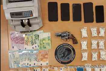 Politie vindt vuurwapen, 325 gram cocaïne en 12.500 euro bij huiszoeking